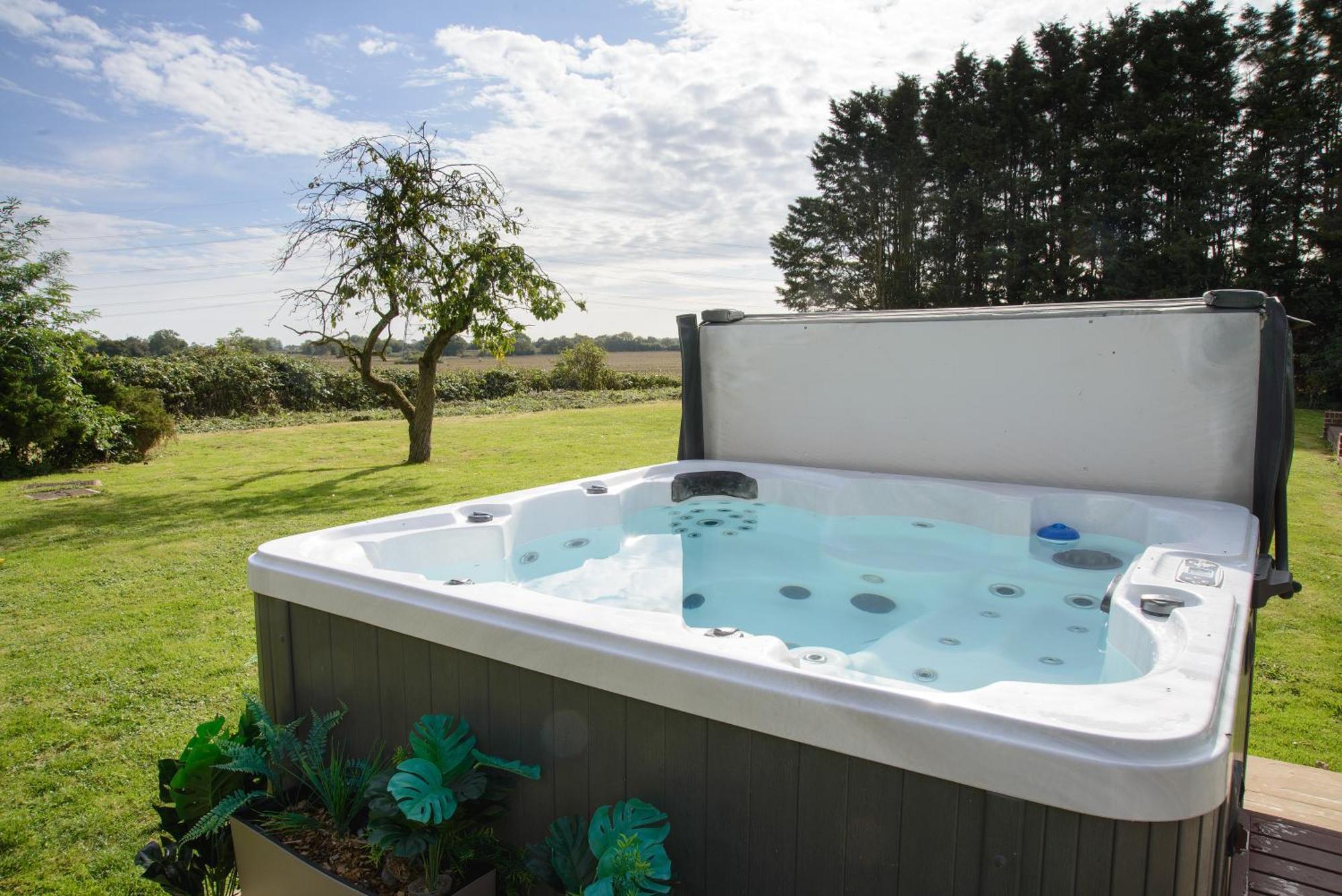 Deluxe 4 Or 5 Bed House With Hot Tub, Cinema Room Sleeps 15 Saffron Walden Zewnętrze zdjęcie