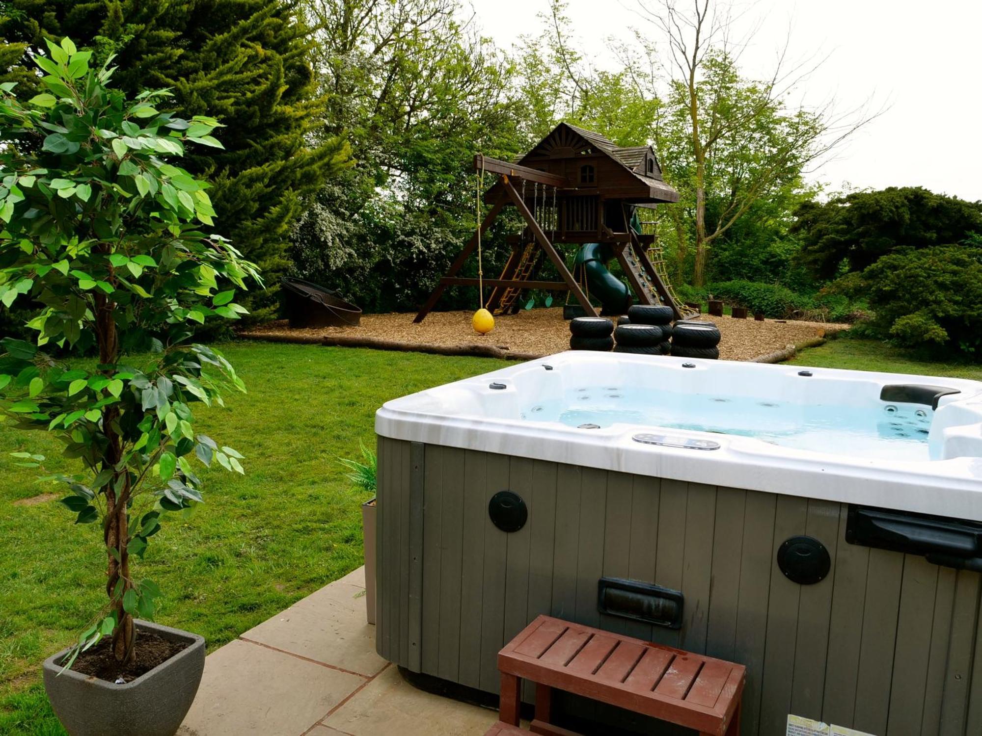 Deluxe 4 Or 5 Bed House With Hot Tub, Cinema Room Sleeps 15 Saffron Walden Zewnętrze zdjęcie