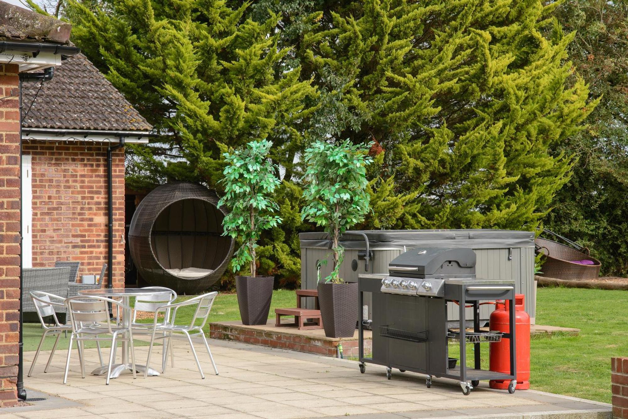 Deluxe 4 Or 5 Bed House With Hot Tub, Cinema Room Sleeps 15 Saffron Walden Zewnętrze zdjęcie