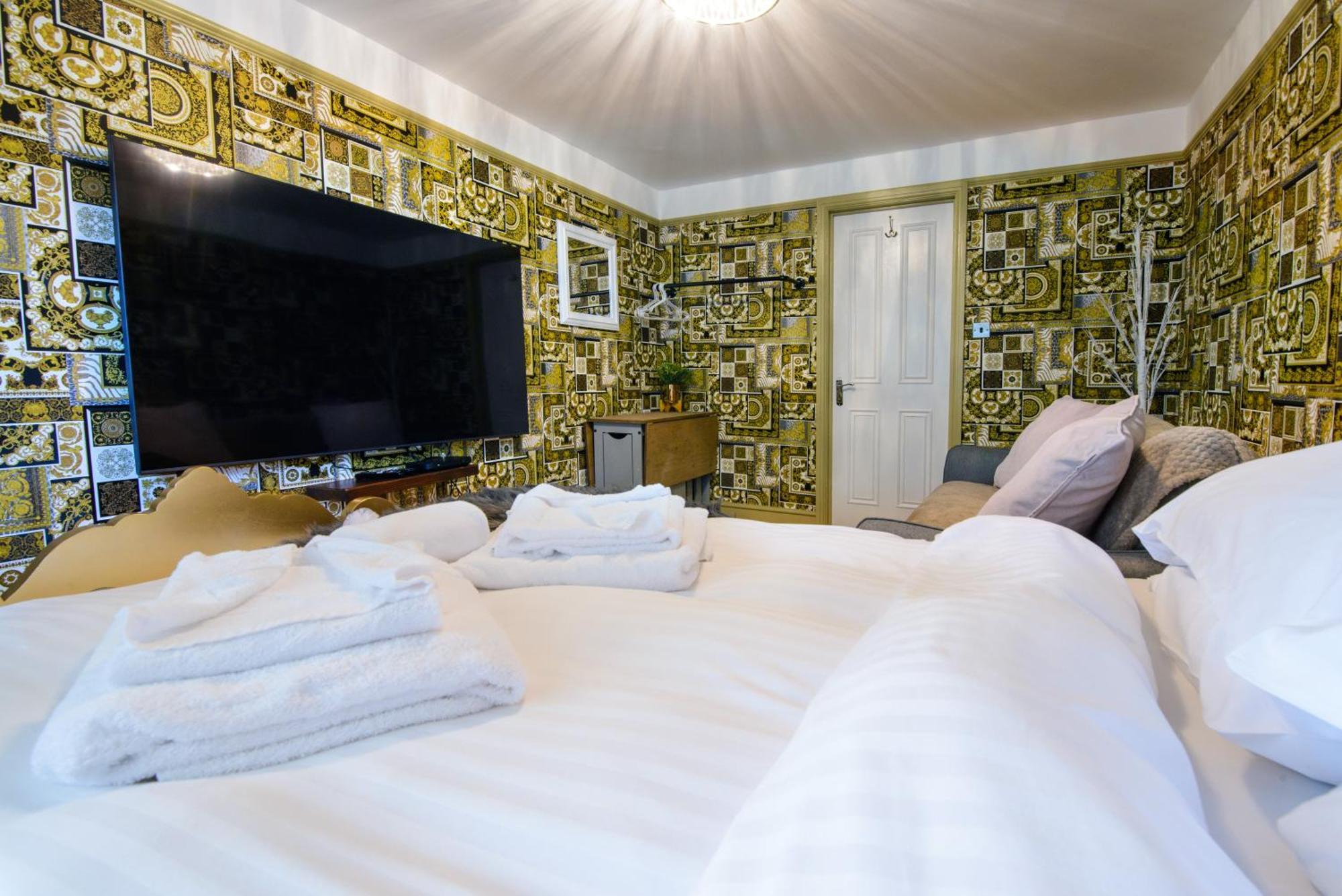 Deluxe 4 Or 5 Bed House With Hot Tub, Cinema Room Sleeps 15 Saffron Walden Zewnętrze zdjęcie