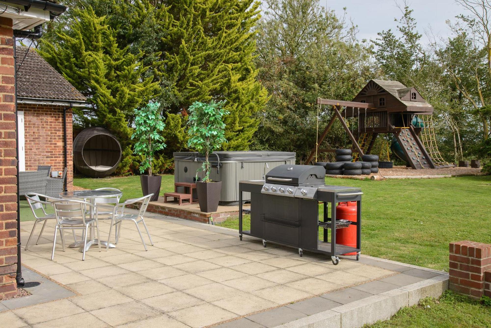 Deluxe 4 Or 5 Bed House With Hot Tub, Cinema Room Sleeps 15 Saffron Walden Zewnętrze zdjęcie