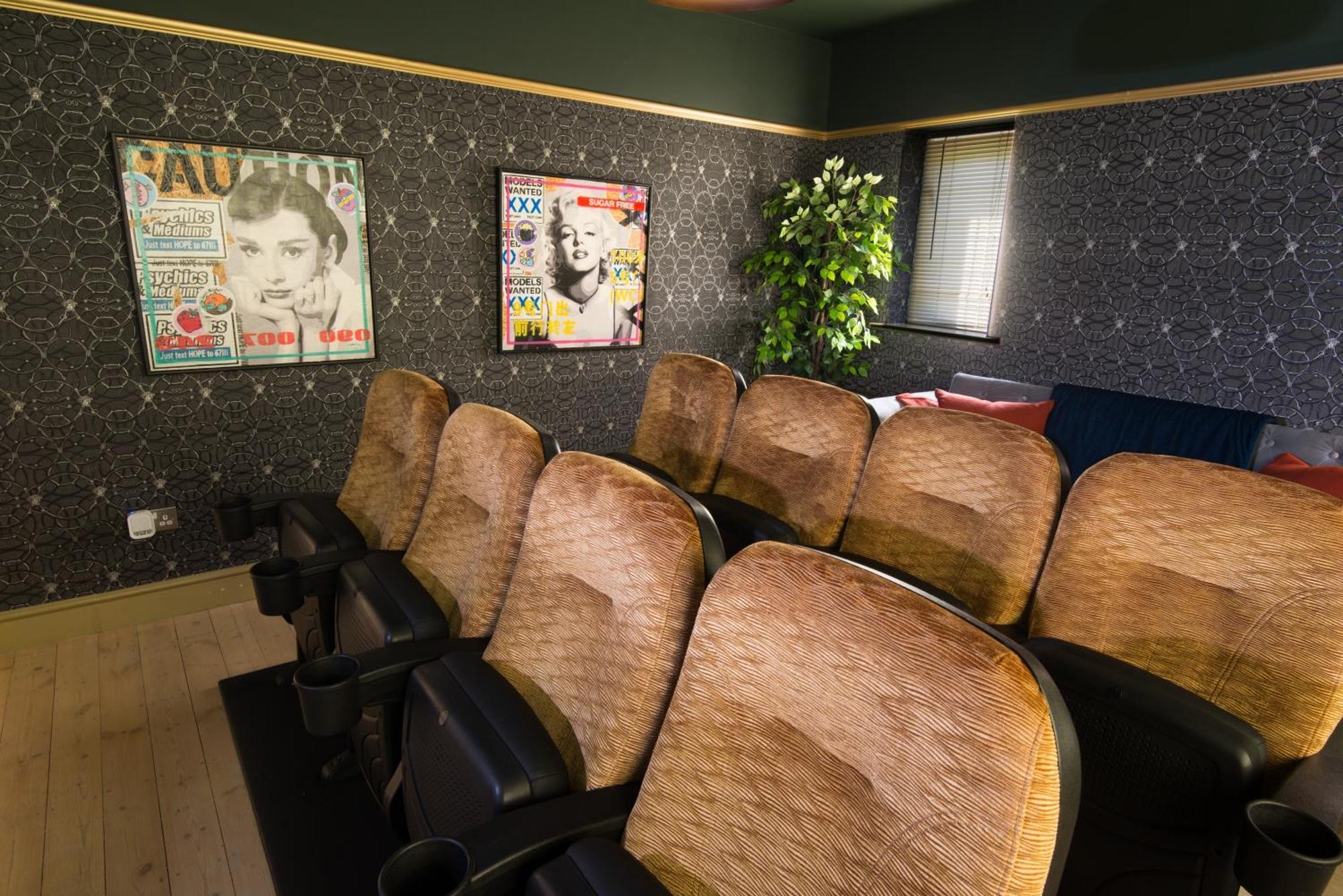 Deluxe 4 Or 5 Bed House With Hot Tub, Cinema Room Sleeps 15 Saffron Walden Zewnętrze zdjęcie